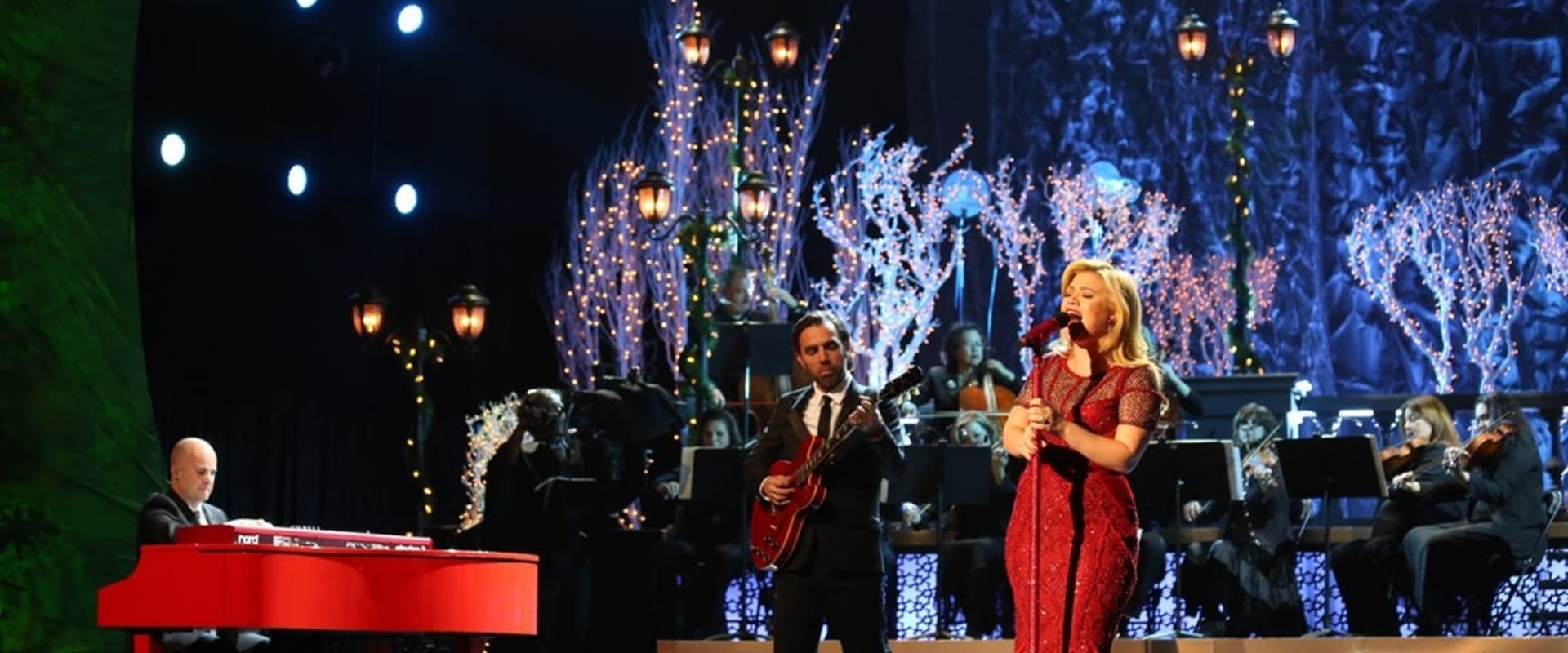 Kelly Clarkson's Cautionary Christmas Music Tale